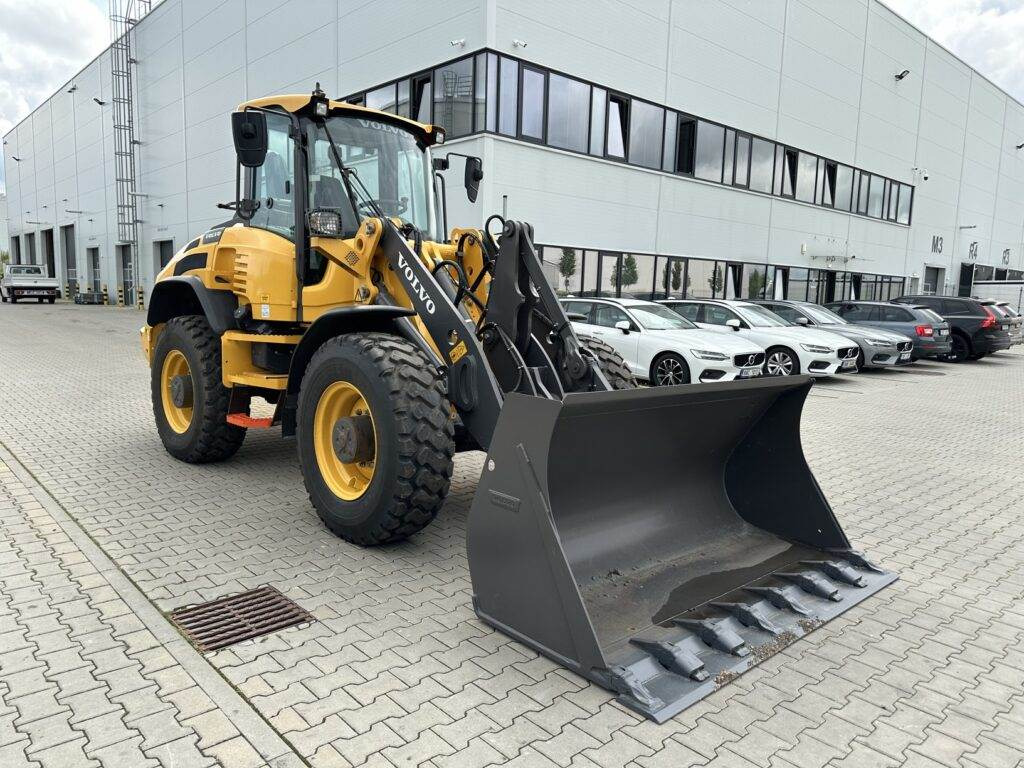 Volvo L45HS - Gumikerekes homlokrakodó: 1 kép. Volvo L45HS - Gumikerekes homlokrakodó: 1 kép.