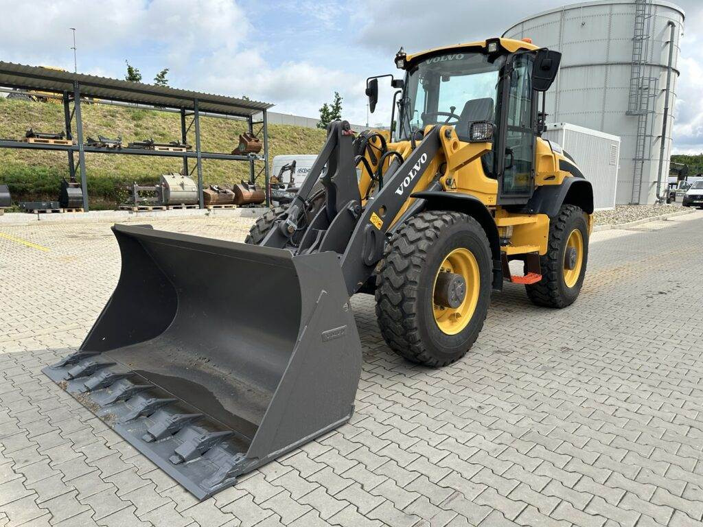 Volvo L45HS - Gumikerekes homlokrakodó: 4 kép. Volvo L45HS - Gumikerekes homlokrakodó: 4 kép.