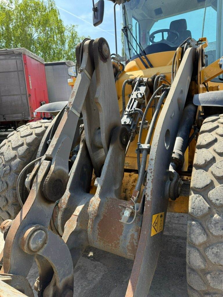 Volvo L60H - Gumikerekes homlokrakodó: 5 kép. Volvo L60H - Gumikerekes homlokrakodó: 5 kép.