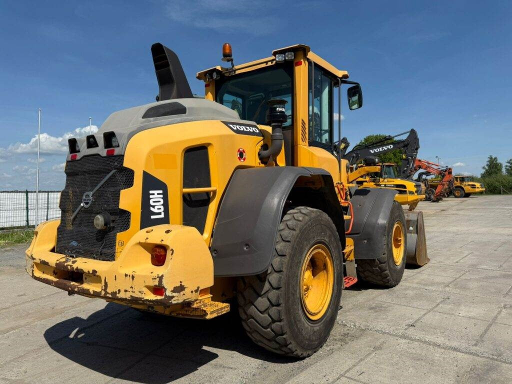 Volvo L60H - Gumikerekes homlokrakodó: 4 kép. Volvo L60H - Gumikerekes homlokrakodó: 4 kép.