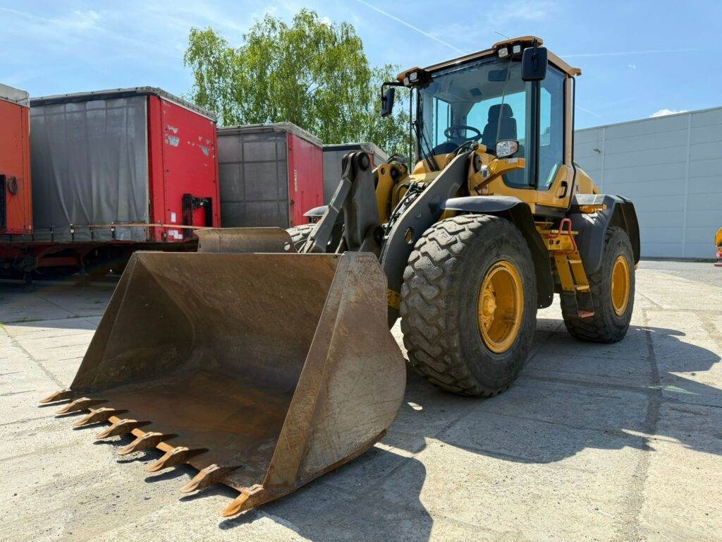 Volvo L60H - Gumikerekes homlokrakodó: 3 kép. Volvo L60H - Gumikerekes homlokrakodó: 3 kép.