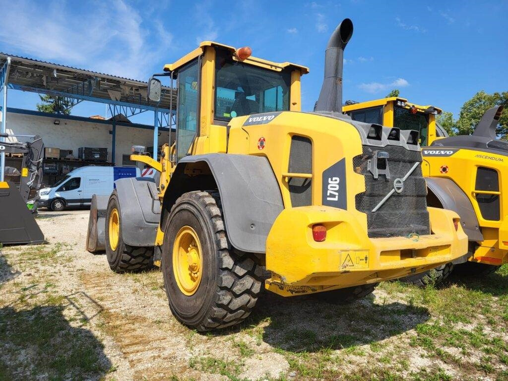 Volvo L70G - Gumikerekes homlokrakodó: 2 kép. Volvo L70G - Gumikerekes homlokrakodó: 2 kép.