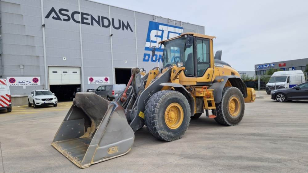 Volvo L70H - Gumikerekes homlokrakodó: 4 kép. Volvo L70H - Gumikerekes homlokrakodó: 4 kép.