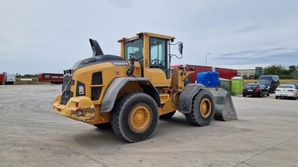 Volvo L70H - Gumikerekes homlokrakodó: 2 kép. Volvo L70H - Gumikerekes homlokrakodó: 2 kép.