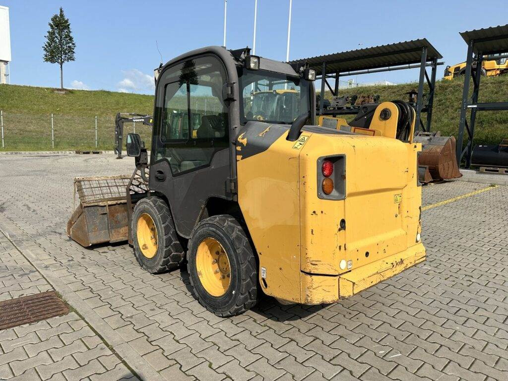 Volvo MC70C - Mini homlokrakodó: 3 kép. Volvo MC70C - Mini homlokrakodó: 3 kép.