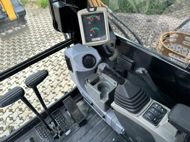 CAT Bagger 306 E2 Minibagger Kettenbagger 270 H - Lánctalpas kotró: 2 kép. CAT Bagger 306 E2 Minibagger Kettenbagger 270 H - Lánctalpas kotró: 2 kép.