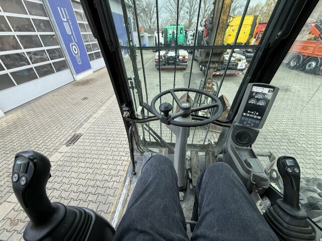 CAT M318D Mobilbagger *9.235 h *Schnellw. *Greifer - Gumikerekes kotró: 3 kép. CAT M318D Mobilbagger *9.235 h *Schnellw. *Greifer - Gumikerekes kotró: 3 kép.