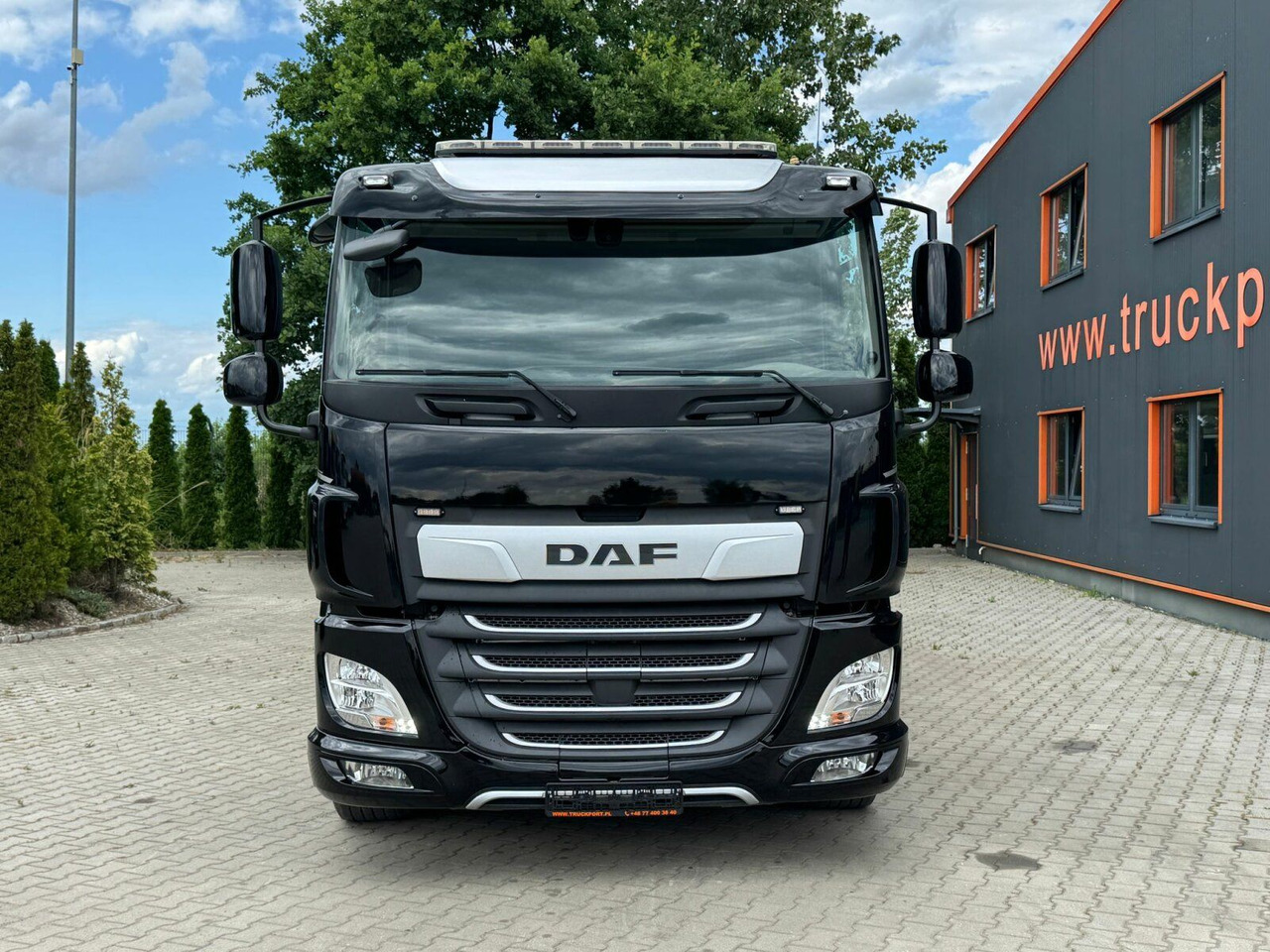 DAF CF 450 FAN 6x2 Pritsche mit Kran HIAB 188 E-6 - Darus autó: 3 kép. DAF CF 450 FAN 6x2 Pritsche mit Kran HIAB 188 E-6 - Darus autó: 3 kép.