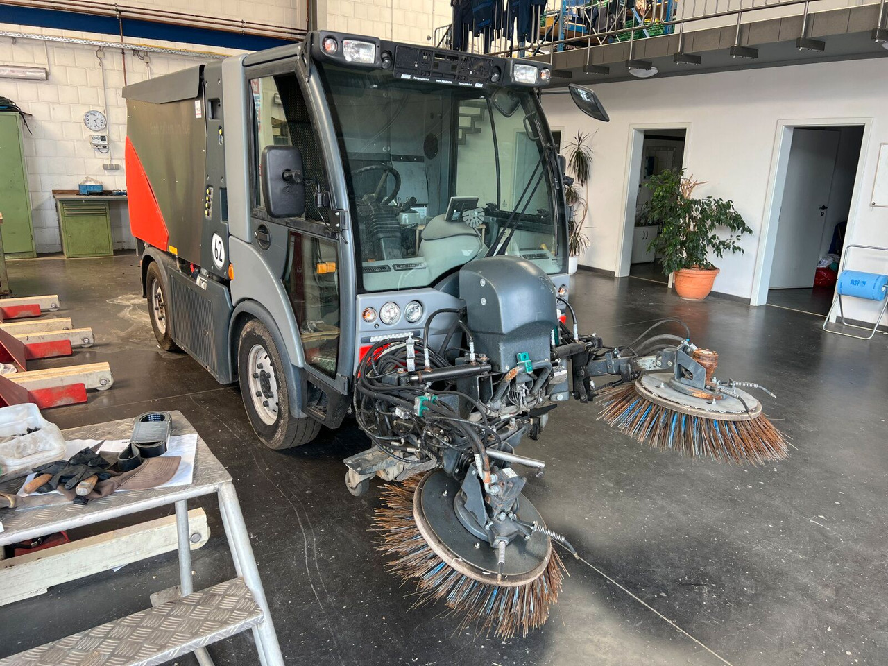 Hako Citymaster CM 2200 Kehrmaschine 2 m³ - Utcaseprő gép: 3 kép. Hako Citymaster CM 2200 Kehrmaschine 2 m³ - Utcaseprő gép: 3 kép.