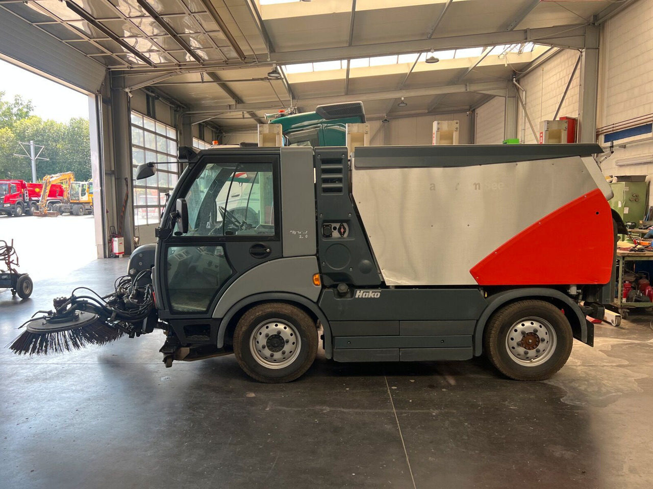 Hako Citymaster CM 2200 Kehrmaschine 2 m³ - Utcaseprő gép: 4 kép. Hako Citymaster CM 2200 Kehrmaschine 2 m³ - Utcaseprő gép: 4 kép.