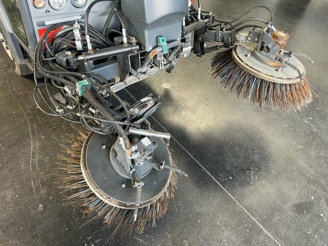 Hako Citymaster CM 2200 Kehrmaschine 2 m³ - Utcaseprő gép: 2 kép. Hako Citymaster CM 2200 Kehrmaschine 2 m³ - Utcaseprő gép: 2 kép.