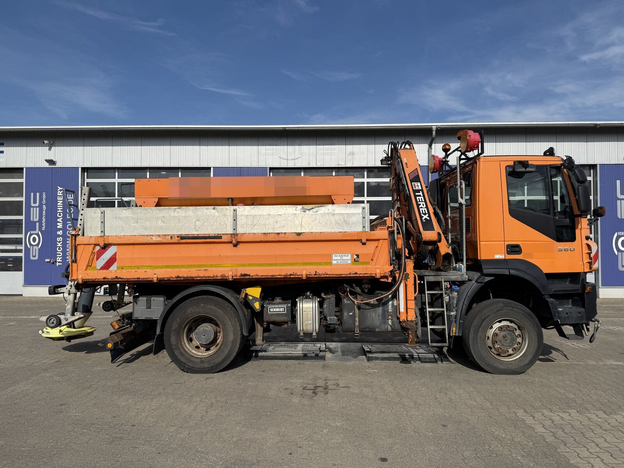Iveco TRAKKER Kipper Kran TEREX 85.2 Salzstreuer - Billenőplatós teherautó, Darus autó: 2 kép. Iveco TRAKKER Kipper Kran TEREX 85.2 Salzstreuer - Billenőplatós teherautó, Darus autó: 2 kép.