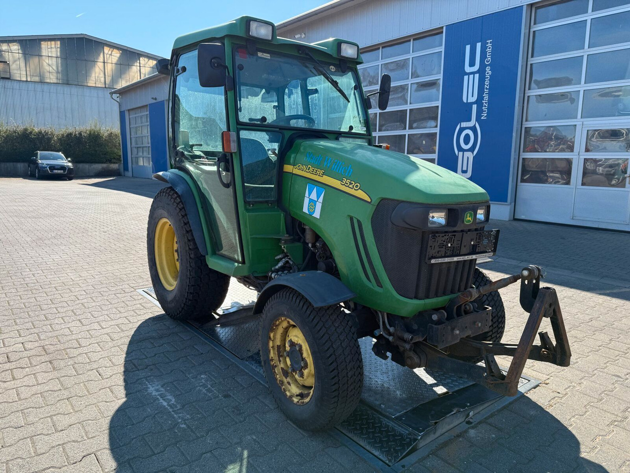 John Deere 3520 Kommunaltrak. Frontkraftheber Kuppeldreieck - Traktor: 1 kép. John Deere 3520 Kommunaltrak. Frontkraftheber Kuppeldreieck - Traktor: 1 kép.