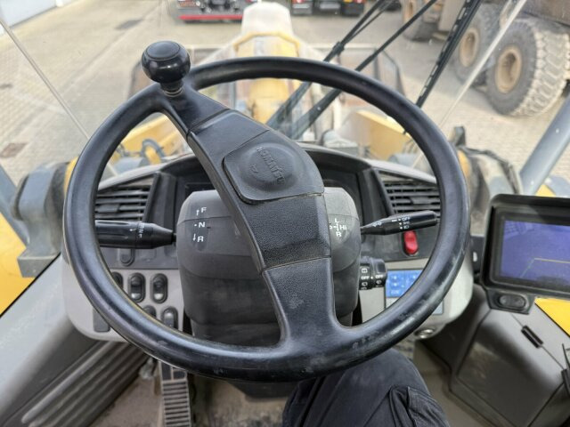 Komatsu WA 470-7 Radlader 24 Ton Schaufel 4.5 m³ *Waage - Gumikerekes homlokrakodó: 2 kép. Komatsu WA 470-7 Radlader 24 Ton Schaufel 4.5 m³ *Waage - Gumikerekes homlokrakodó: 2 kép.