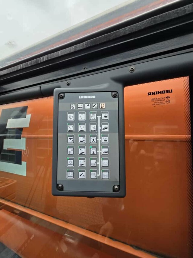 Liebherr LTM 1070-4.2 Autokran mit Spitze *TOP Zustand - Terepjáró autódaru: 2 kép. Liebherr LTM 1070-4.2 Autokran mit Spitze *TOP Zustand - Terepjáró autódaru: 2 kép.