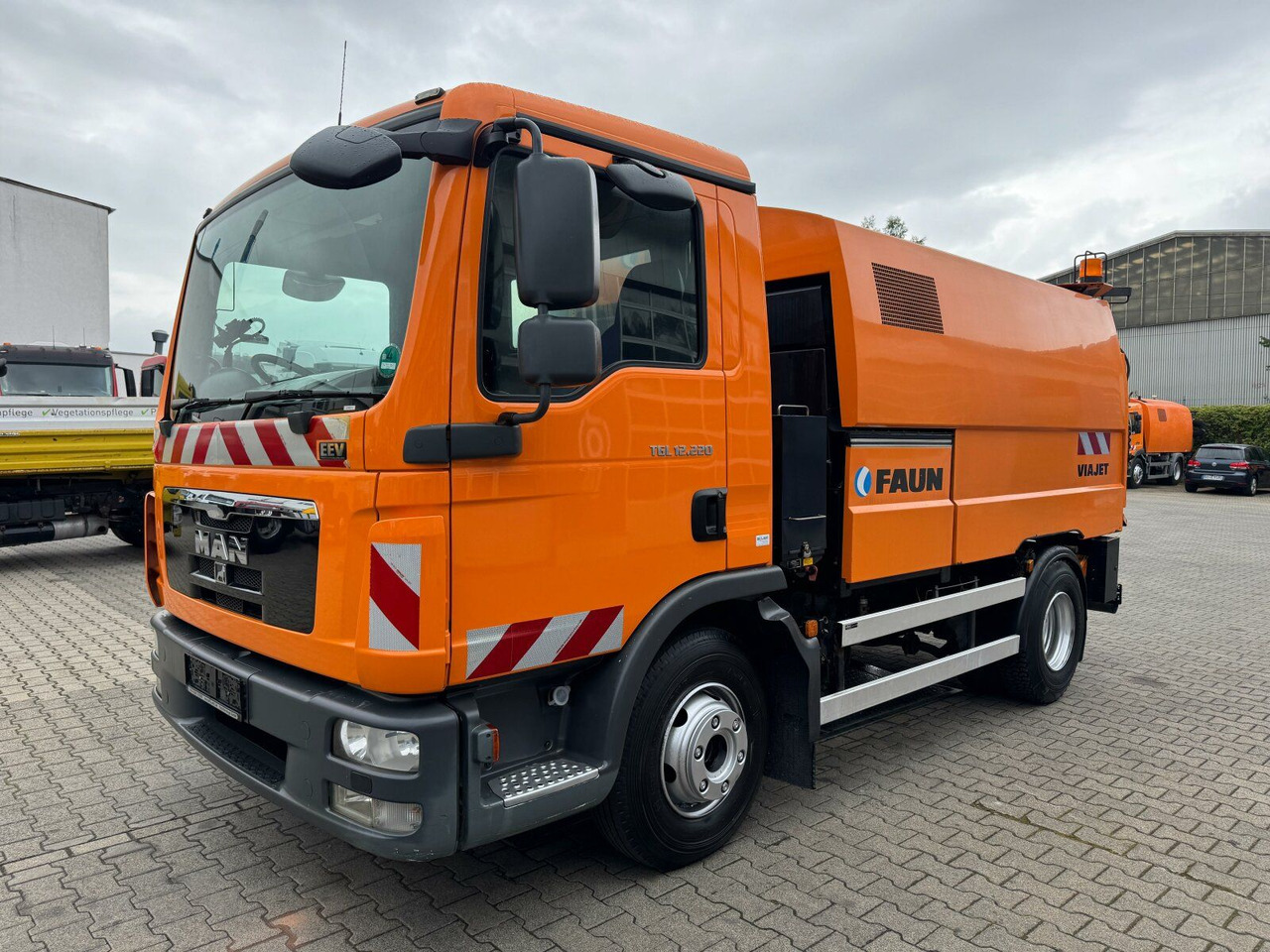 MAN 12.220 4x2 BL Kehrmaschine Viajet 5RHS - Utcaseprő gép: 3 kép. MAN 12.220 4x2 BL Kehrmaschine Viajet 5RHS - Utcaseprő gép: 3 kép.