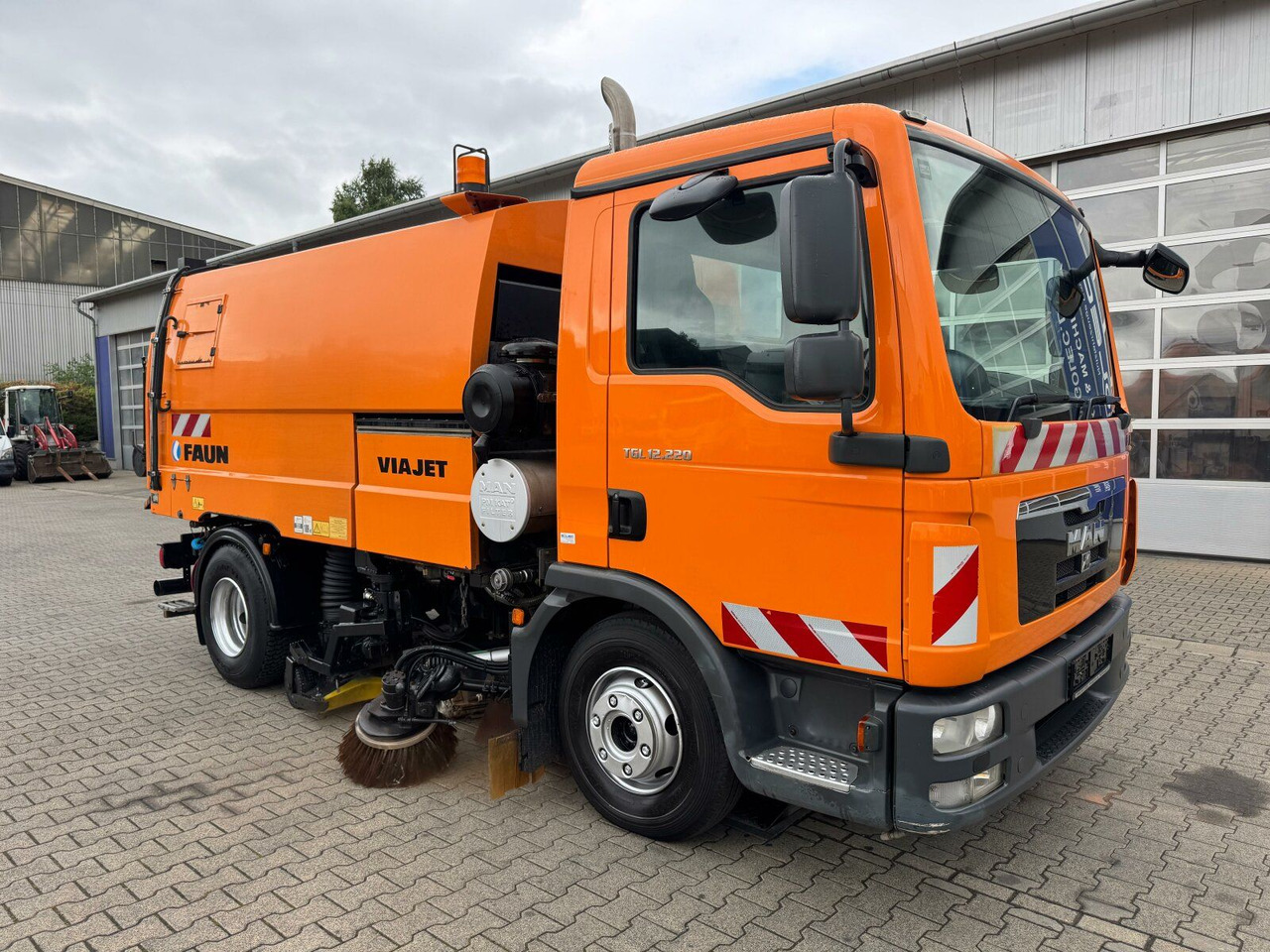 MAN 12.220 4x2 BL Kehrmaschine Viajet 5RHS - Utcaseprő gép: 2 kép. MAN 12.220 4x2 BL Kehrmaschine Viajet 5RHS - Utcaseprő gép: 2 kép.