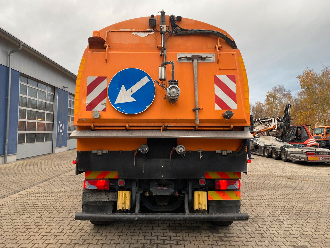 MAN TGA 26.430 6x2-2 LL - Utcaseprő gép: 4 kép. MAN TGA 26.430 6x2-2 LL - Utcaseprő gép: 4 kép.