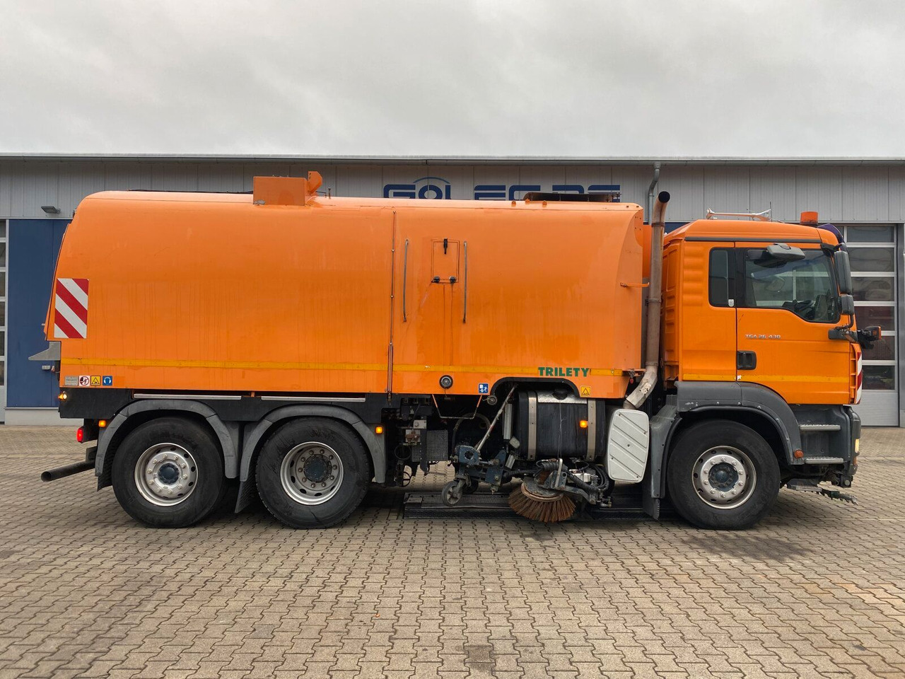 MAN TGA 26.430 6x2-2 LL - Utcaseprő gép: 2 kép. MAN TGA 26.430 6x2-2 LL - Utcaseprő gép: 2 kép.