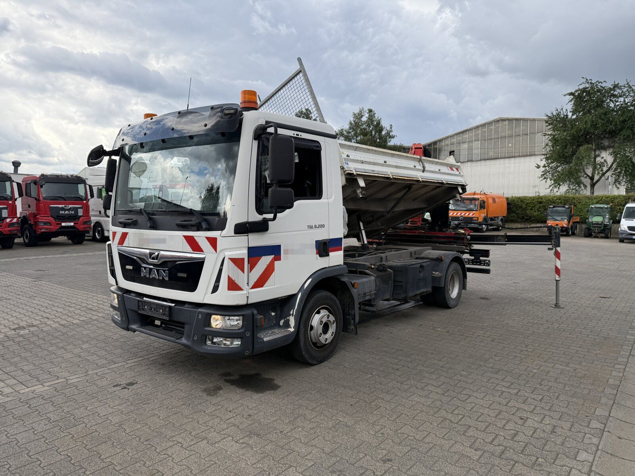 Billenőplatós kisteherautó MAN TGL 8.220 4x2 Kipper Kran Palfinger 7.001-K A: 12 kép.