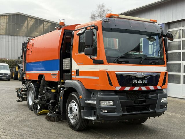 MAN TGM 18.340 Kehrmaschine FAUN VIAJET 6 HD 200 bar - Utcaseprő gép: 1 kép. MAN TGM 18.340 Kehrmaschine FAUN VIAJET 6 HD 200 bar - Utcaseprő gép: 1 kép.