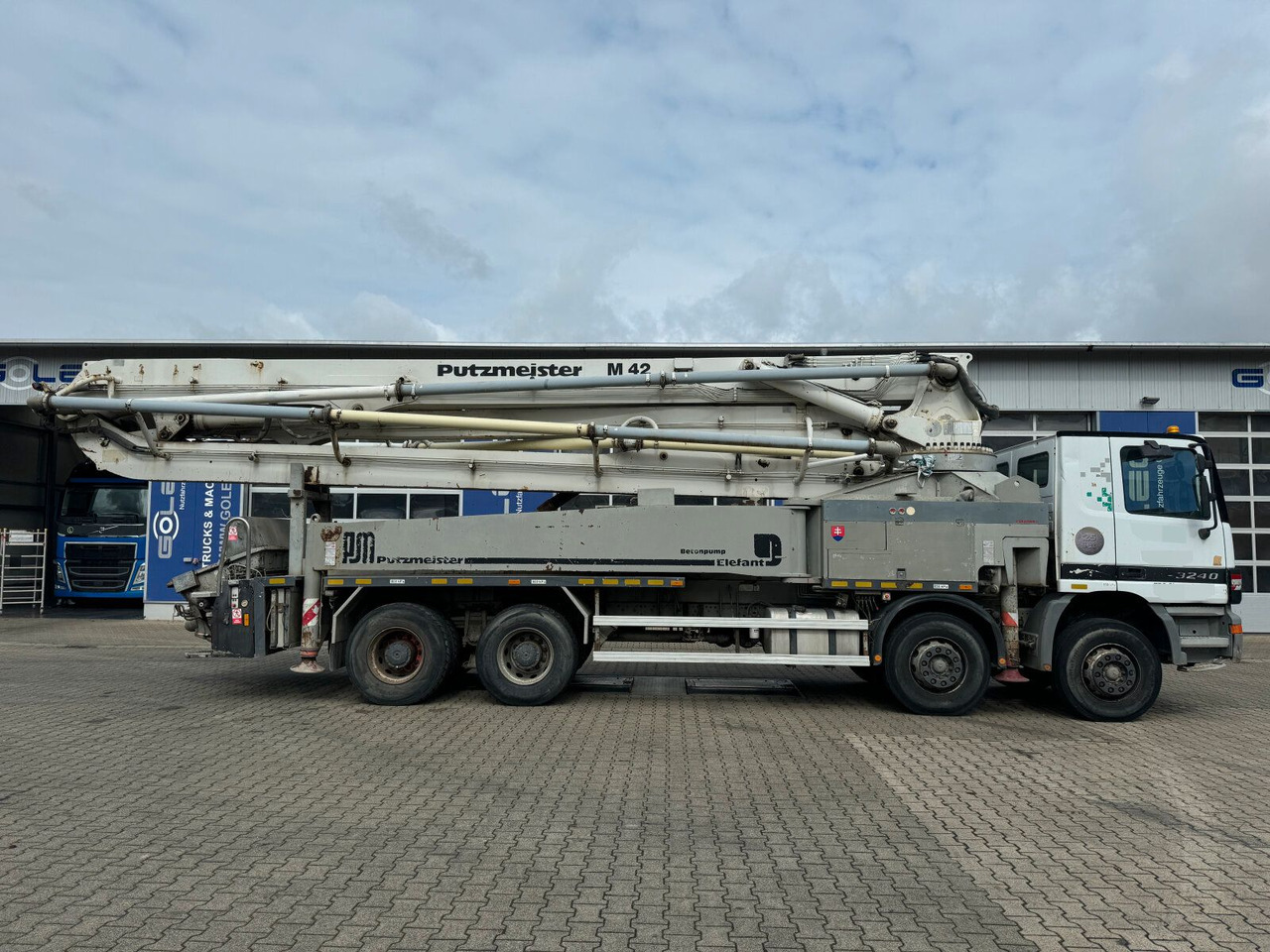 Mercedes-Benz ACTROS 3240 8x4 Betonpumpe PUTZMEISTER BSF 42 M - Betonpumpa: 4 kép. Mercedes-Benz ACTROS 3240 8x4 Betonpumpe PUTZMEISTER BSF 42 M - Betonpumpa: 4 kép.