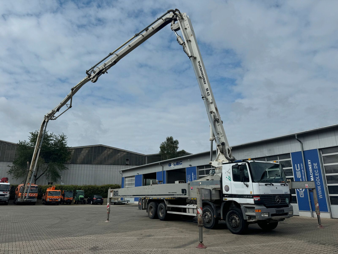 Mercedes-Benz ACTROS 3240 8x4 Betonpumpe PUTZMEISTER BSF 42 M - Betonpumpa: 2 kép. Mercedes-Benz ACTROS 3240 8x4 Betonpumpe PUTZMEISTER BSF 42 M - Betonpumpa: 2 kép.
