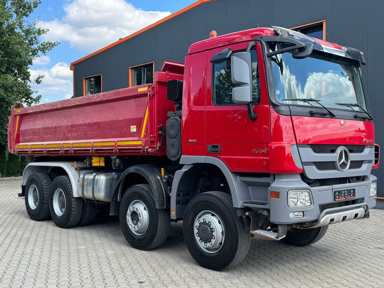 Mercedes-Benz ACTROS 4144 8x6 EURO5 Kipper mit Bordmatik - Billenőplatós teherautó: 2 kép. Mercedes-Benz ACTROS 4144 8x6 EURO5 Kipper mit Bordmatik - Billenőplatós teherautó: 2 kép.