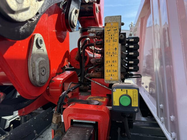 Mercedes-Benz AROCS 1832 4x2 Euro 6 Kipper Kran FASSI F120FB - Billenőplatós teherautó, Darus autó: 4 kép. Mercedes-Benz AROCS 1832 4x2 Euro 6 Kipper Kran FASSI F120FB - Billenőplatós teherautó, Darus autó: 4 kép.