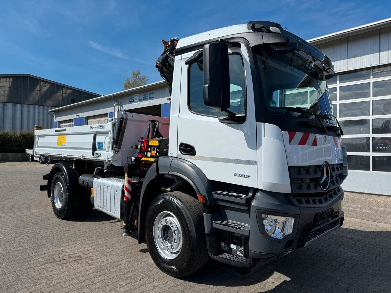 Mercedes-Benz AROCS 1832 4x2 Euro 6 Kipper Kran FASSI F120FB - Darus autó: 1 kép. Mercedes-Benz AROCS 1832 4x2 Euro 6 Kipper Kran FASSI F120FB - Darus autó: 1 kép.