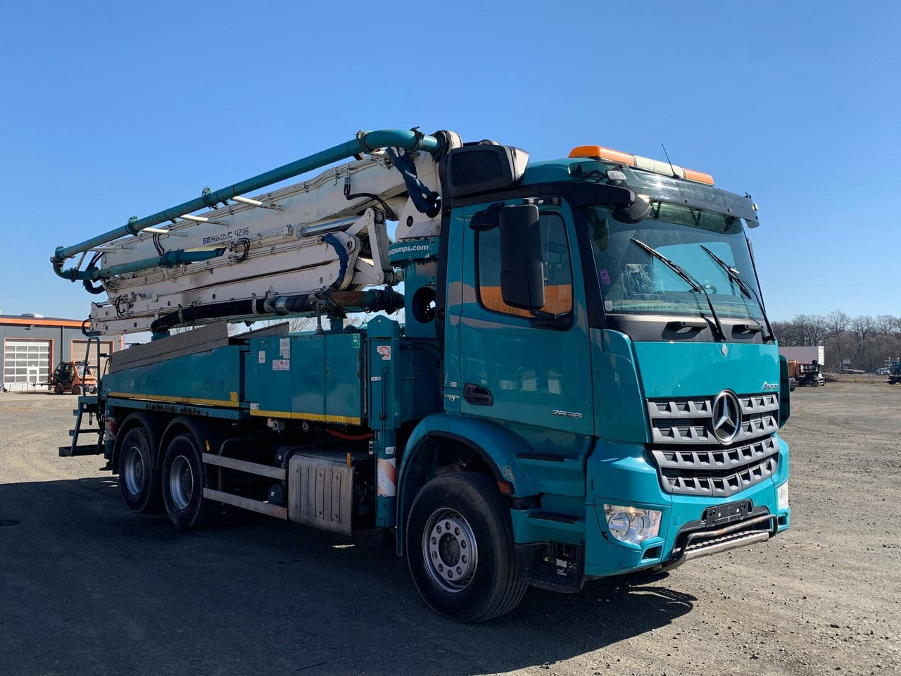 Mercedes-Benz AROCS 2636 6x4 Euro 6 Betonpumpe SERMAC 4Z36 - Betonpumpa: 2 kép. Mercedes-Benz AROCS 2636 6x4 Euro 6 Betonpumpe SERMAC 4Z36 - Betonpumpa: 2 kép.