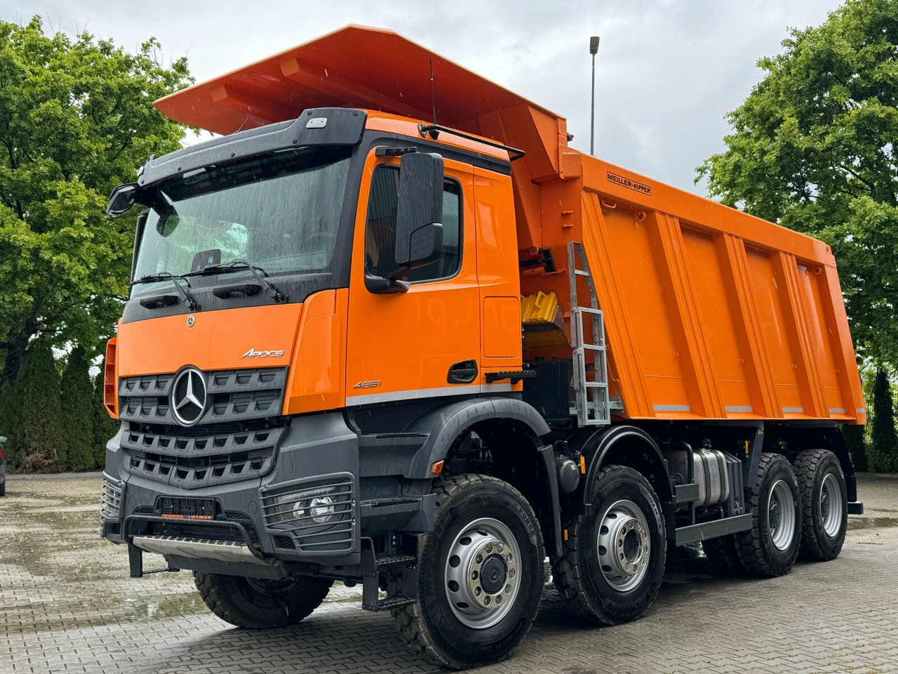 Mercedes-Benz AROCS 4851 8x6 Euro 6 Gesteinkipper MEILLER - Billenőplatós teherautó: 2 kép. Mercedes-Benz AROCS 4851 8x6 Euro 6 Gesteinkipper MEILLER - Billenőplatós teherautó: 2 kép.