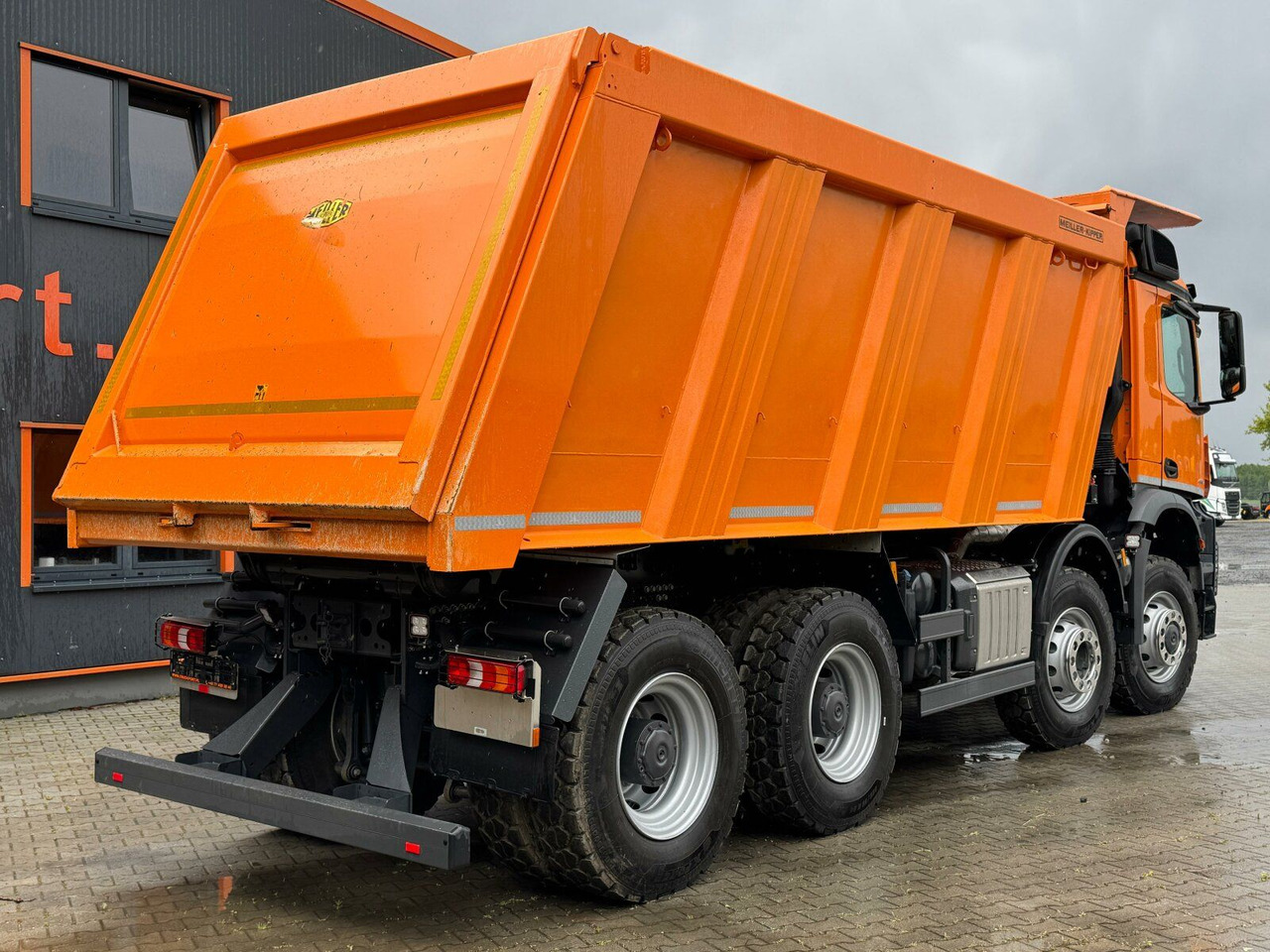 Mercedes-Benz AROCS 4851 8x6 Euro 6 Gesteinkipper MEILLER - Billenőplatós teherautó: 3 kép. Mercedes-Benz AROCS 4851 8x6 Euro 6 Gesteinkipper MEILLER - Billenőplatós teherautó: 3 kép.