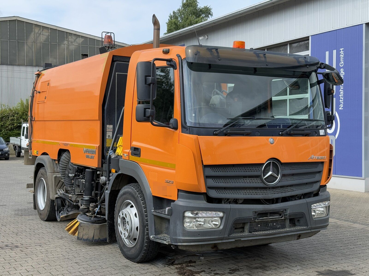 Mercedes-Benz ATEGO 1323 4x2 Kehrmaschine FAUN Viajet 6R/H - Utcaseprő gép: 1 kép. Mercedes-Benz ATEGO 1323 4x2 Kehrmaschine FAUN Viajet 6R/H - Utcaseprő gép: 1 kép.