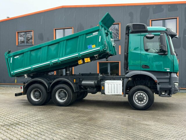 Mercedes-Benz Arocs 3351 6x6 Kipper Bordmatic Meiller - Billenőplatós teherautó: 2 kép. Mercedes-Benz Arocs 3351 6x6 Kipper Bordmatic Meiller - Billenőplatós teherautó: 2 kép.