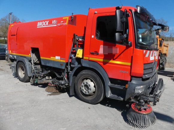 Mercedes-Benz Atego 1324 4x2 Kehrmaschine BROCK HD Anlage - Utcaseprő gép: 3 kép. Mercedes-Benz Atego 1324 4x2 Kehrmaschine BROCK HD Anlage - Utcaseprő gép: 3 kép.