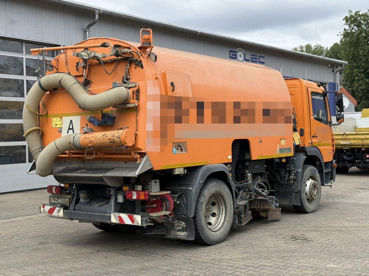 Mercedes-Benz Atego 1324 4x2 Kehrmaschine Schmidt SKF S7B 7 m³ - Utcaseprő gép: 3 kép. Mercedes-Benz Atego 1324 4x2 Kehrmaschine Schmidt SKF S7B 7 m³ - Utcaseprő gép: 3 kép.