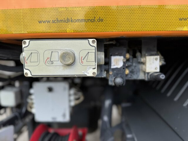 Mercedes-Benz Atego 1324 4x2 Kehrmaschine Schmidt SKF S7B 7 m³ - Utcaseprő gép: 5 kép. Mercedes-Benz Atego 1324 4x2 Kehrmaschine Schmidt SKF S7B 7 m³ - Utcaseprő gép: 5 kép.