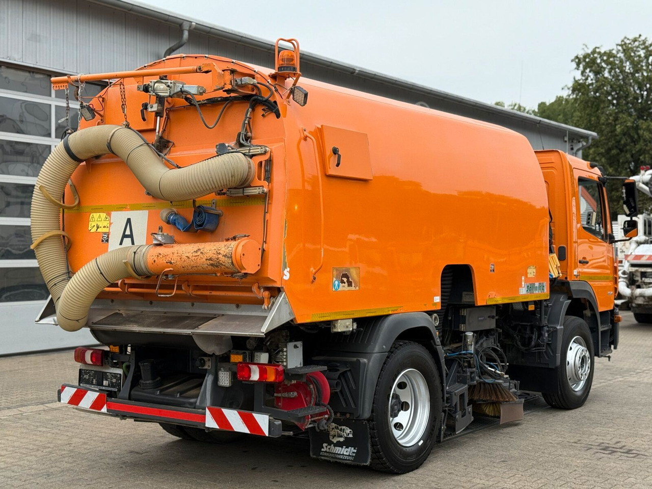 Mercedes-Benz Atego 1324 4x2 Kehrmaschine Schmidt SKF S7B 7 m³ - Utcaseprő gép: 3 kép. Mercedes-Benz Atego 1324 4x2 Kehrmaschine Schmidt SKF S7B 7 m³ - Utcaseprő gép: 3 kép.