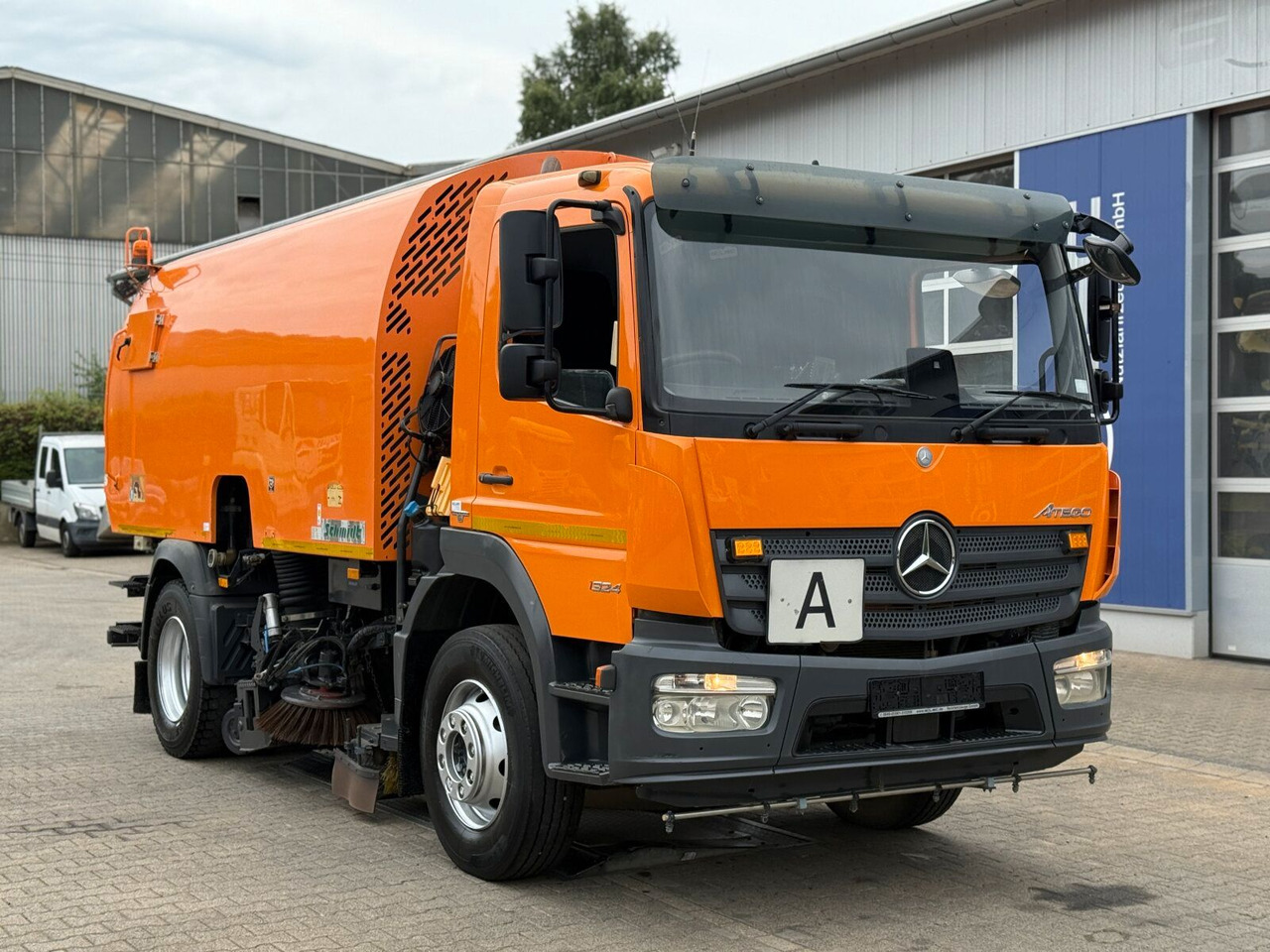 Mercedes-Benz Atego 1324 4x2 Kehrmaschine Schmidt SKF S7B 7 m³ - Utcaseprő gép: 1 kép. Mercedes-Benz Atego 1324 4x2 Kehrmaschine Schmidt SKF S7B 7 m³ - Utcaseprő gép: 1 kép.