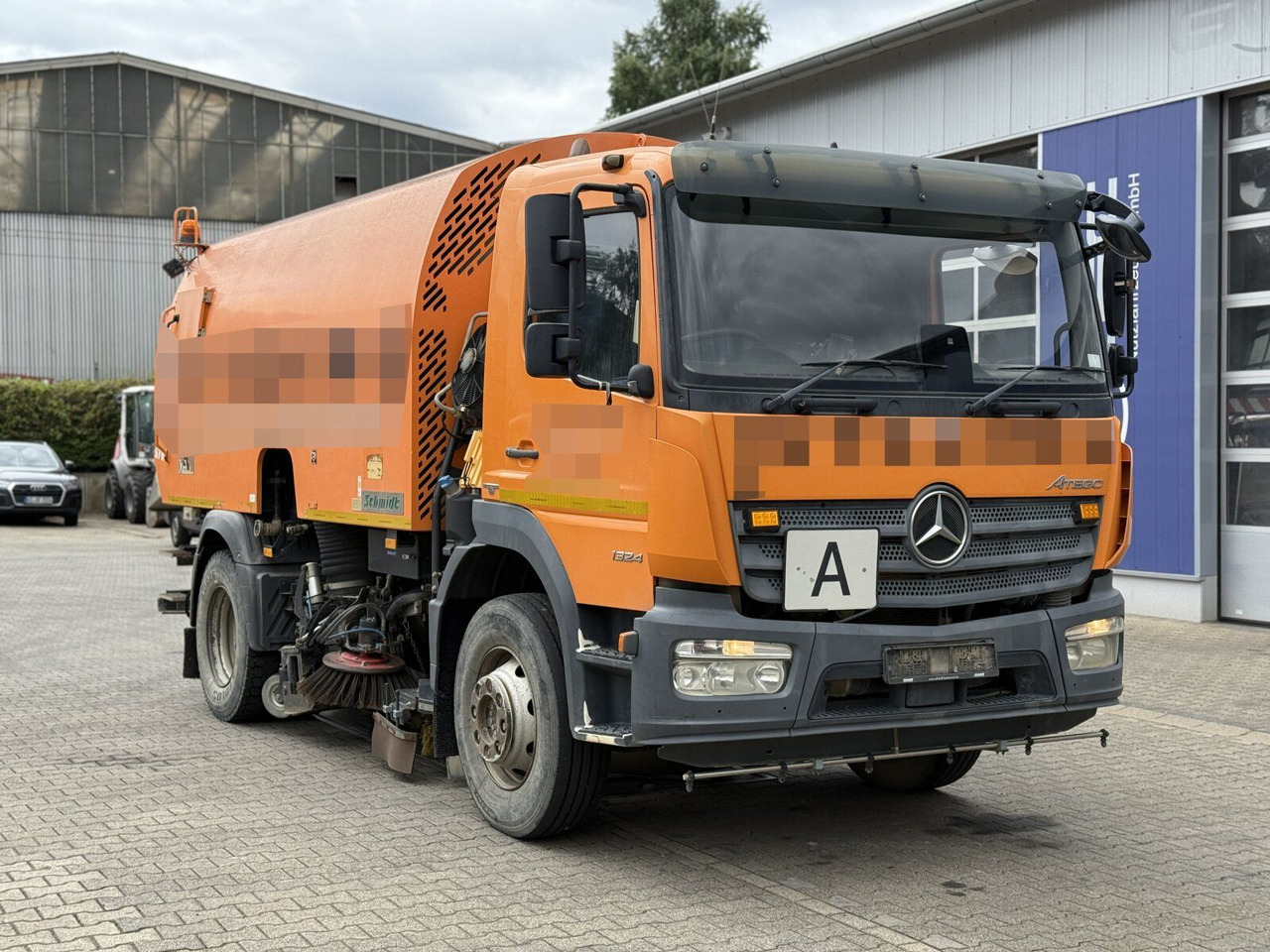 Mercedes-Benz Atego 1324 4x2 Kehrmaschine Schmidt SKF S7B 7 m³ - Utcaseprő gép: 1 kép. Mercedes-Benz Atego 1324 4x2 Kehrmaschine Schmidt SKF S7B 7 m³ - Utcaseprő gép: 1 kép.