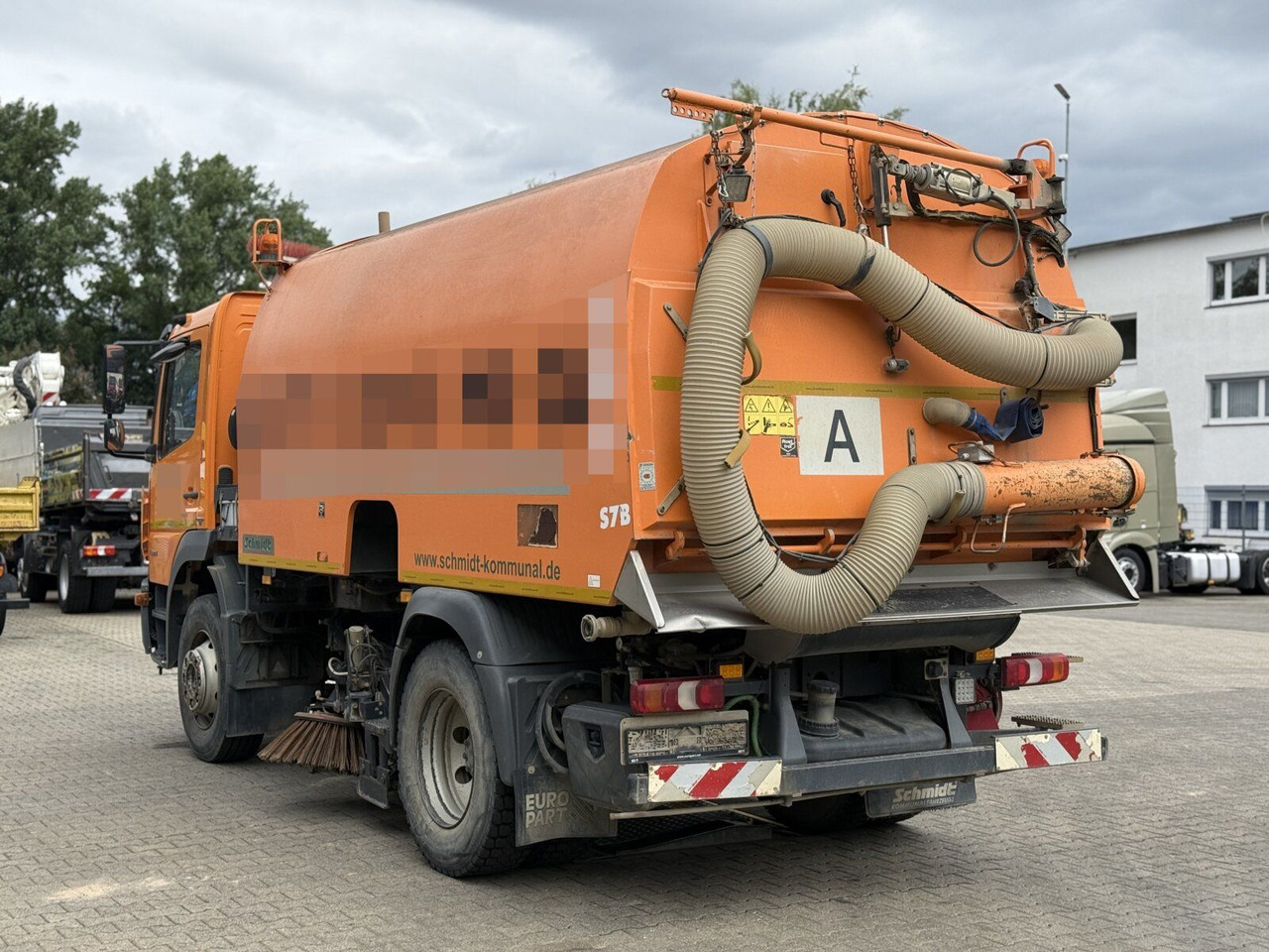 Mercedes-Benz Atego 1324 4x2 Kehrmaschine Schmidt SKF S7B 7 m³ - Utcaseprő gép: 5 kép. Mercedes-Benz Atego 1324 4x2 Kehrmaschine Schmidt SKF S7B 7 m³ - Utcaseprő gép: 5 kép.
