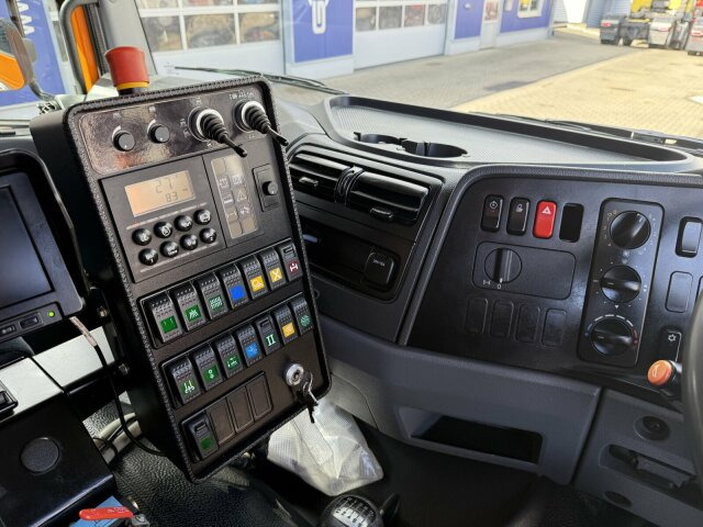 Mercedes-Benz Atego 1324 4x2 Kehrmaschine Viajet 6R/L - Utcaseprő gép: 5 kép. Mercedes-Benz Atego 1324 4x2 Kehrmaschine Viajet 6R/L - Utcaseprő gép: 5 kép.