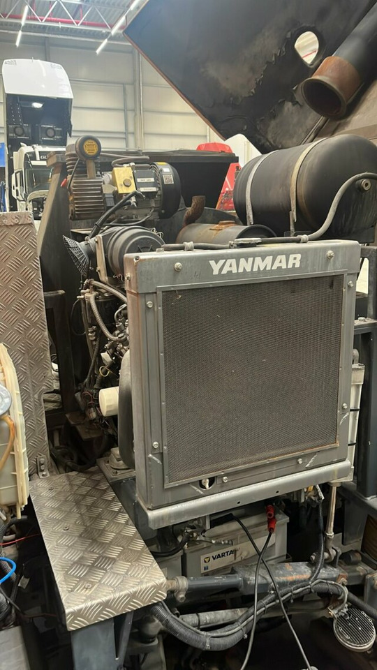 Mitsubishi Canter FUSO Kehrmaschine BROCK SL140 4 m³ - Utcaseprő gép: 2 kép. Mitsubishi Canter FUSO Kehrmaschine BROCK SL140 4 m³ - Utcaseprő gép: 2 kép.