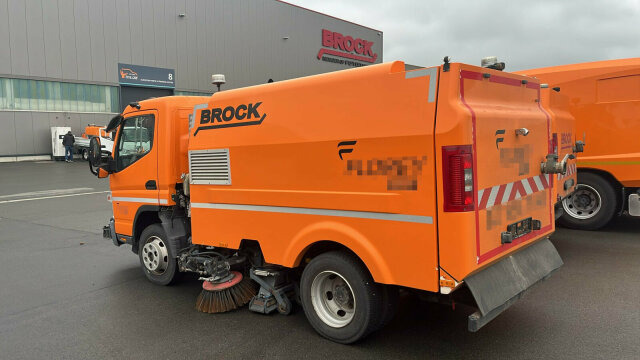 Mitsubishi Canter FUSO Kehrmaschine BROCK SL140 4 m³ - Utcaseprő gép: 1 kép. Mitsubishi Canter FUSO Kehrmaschine BROCK SL140 4 m³ - Utcaseprő gép: 1 kép.