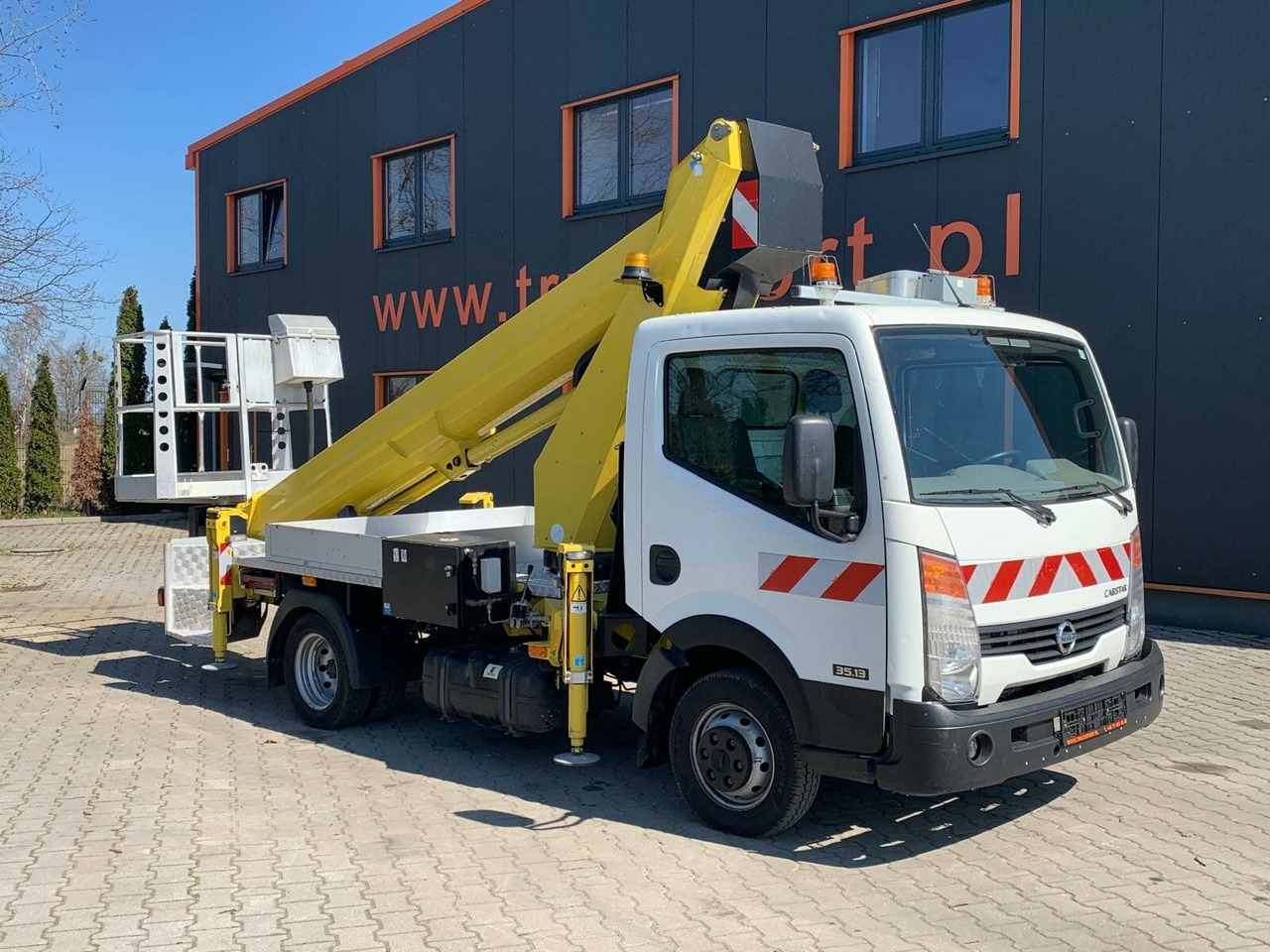 Nissan Cabstar 4x2 Ruthmann Steiger TB 270 - Emelőkosaras teherautó: 1 kép. Nissan Cabstar 4x2 Ruthmann Steiger TB 270 - Emelőkosaras teherautó: 1 kép.