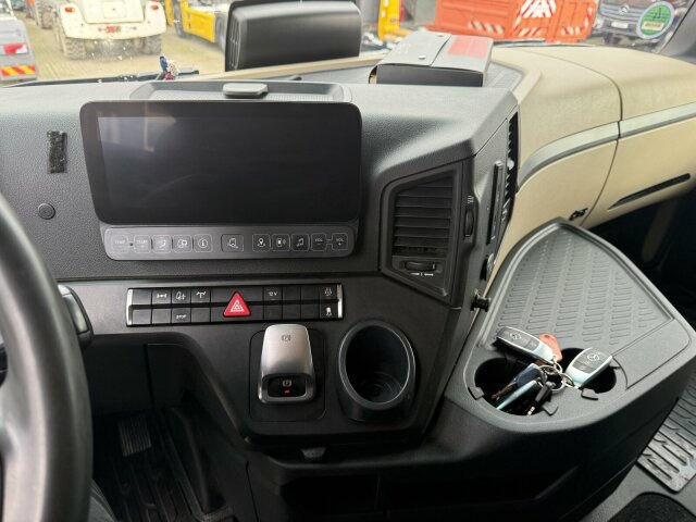 Mercedes-Benz ACTROS 1846 4x4 HAD Eur 6 Kipphydraulik Retarder - Nyergesvontató: 3 kép. Mercedes-Benz ACTROS 1846 4x4 HAD Eur 6 Kipphydraulik Retarder - Nyergesvontató: 3 kép.