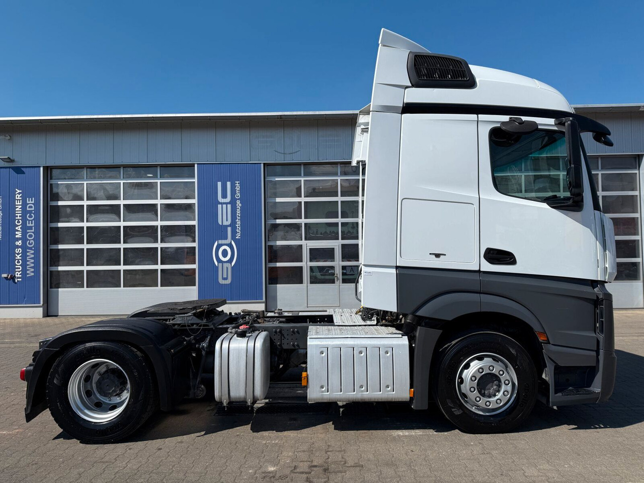 Mercedes-Benz Actros 1845 LS SZM 4x2 Kipphydraulik Retarder - Nyergesvontató: 2 kép. Mercedes-Benz Actros 1845 LS SZM 4x2 Kipphydraulik Retarder - Nyergesvontató: 2 kép.