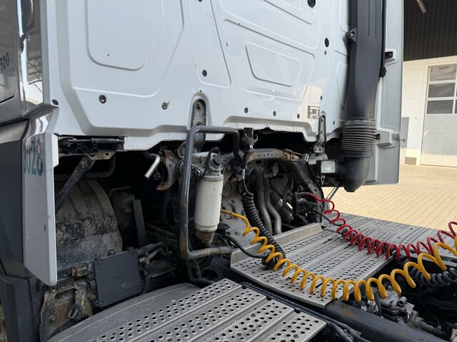 Mercedes-Benz Actros 1845 SZM 4x2 Retarder Kipph. - Nyergesvontató: 2 kép. Mercedes-Benz Actros 1845 SZM 4x2 Retarder Kipph. - Nyergesvontató: 2 kép.