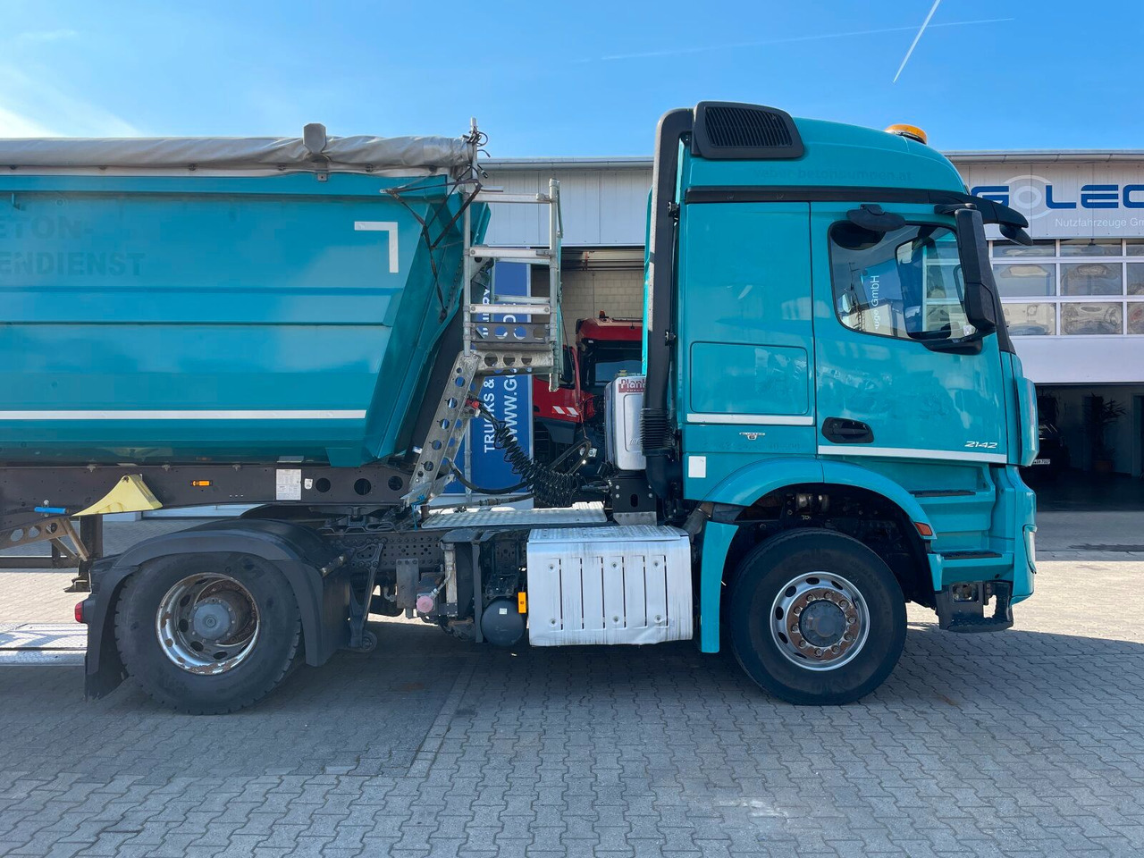 Mercedes-Benz Arocs 2142 4x4H SZM Euro 6 Kipphydraulik - Nyergesvontató: 2 kép. Mercedes-Benz Arocs 2142 4x4H SZM Euro 6 Kipphydraulik - Nyergesvontató: 2 kép.